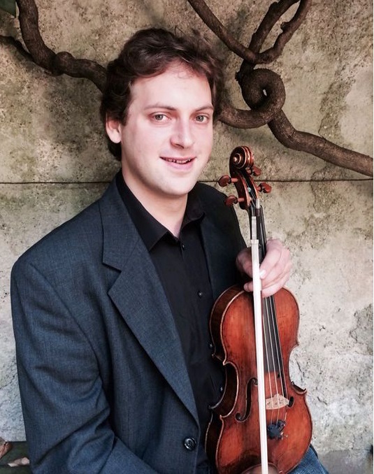 Sebastian Bodensteiner mit Geige in der Hand