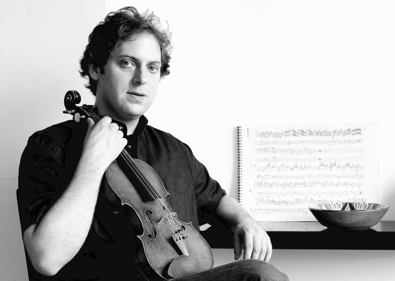 Portrait von Sebastian Bodensteiner mit Geige